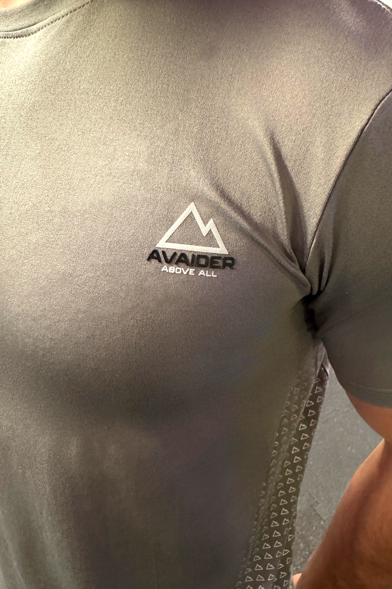 ABOVE ALL V1 T-SHIRT IN GREY
