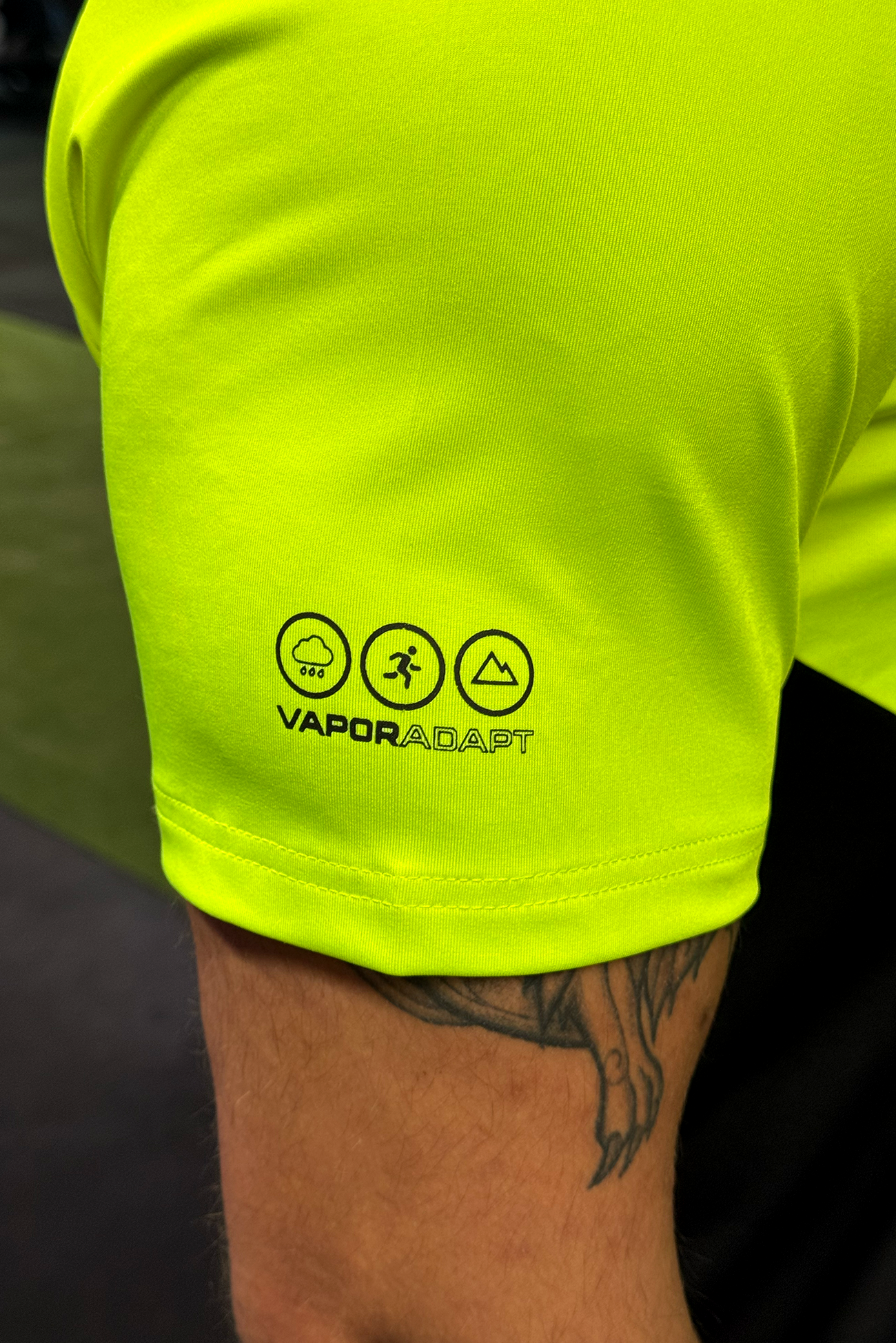 PRECISION V2 ON THE RUN T-SHIRT IN NEON AND BLACK