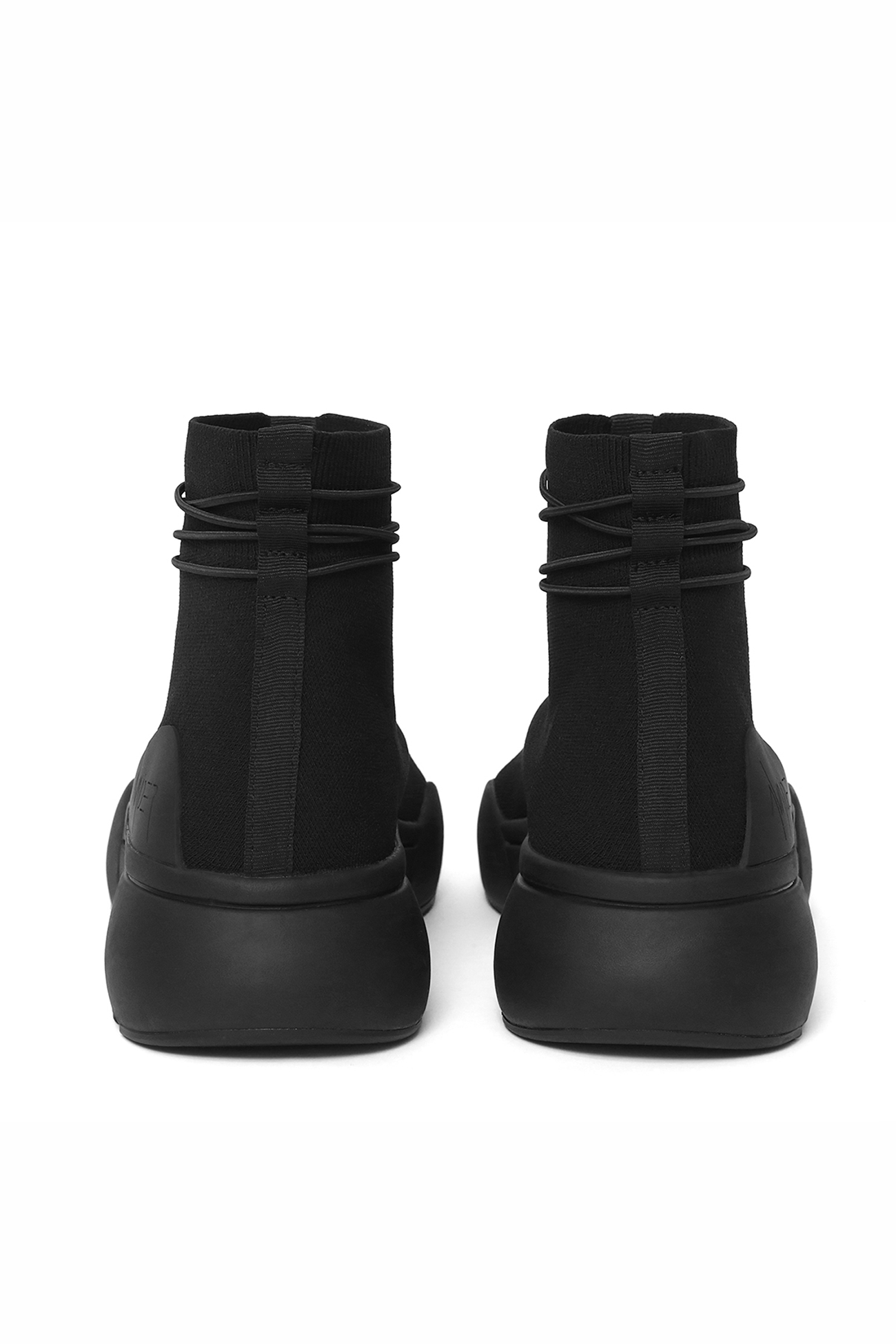 ELLIPSIS GYM SOCK TRAINER IN BLACK