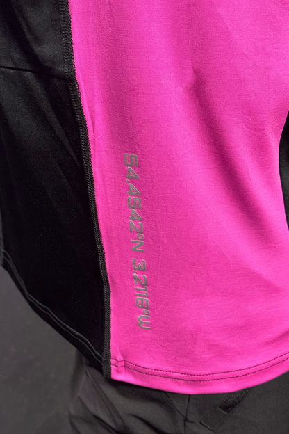 PRECISION V2 OUTSIDER T-SHIRT IN BLACK AND PINK