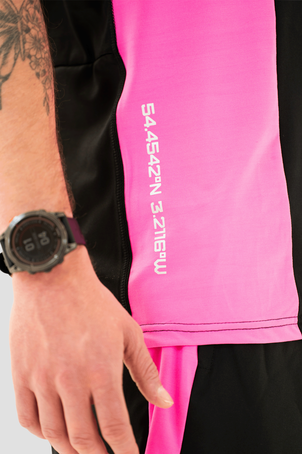 PRECISION V2 OUTSIDER T-SHIRT IN BLACK AND PINK