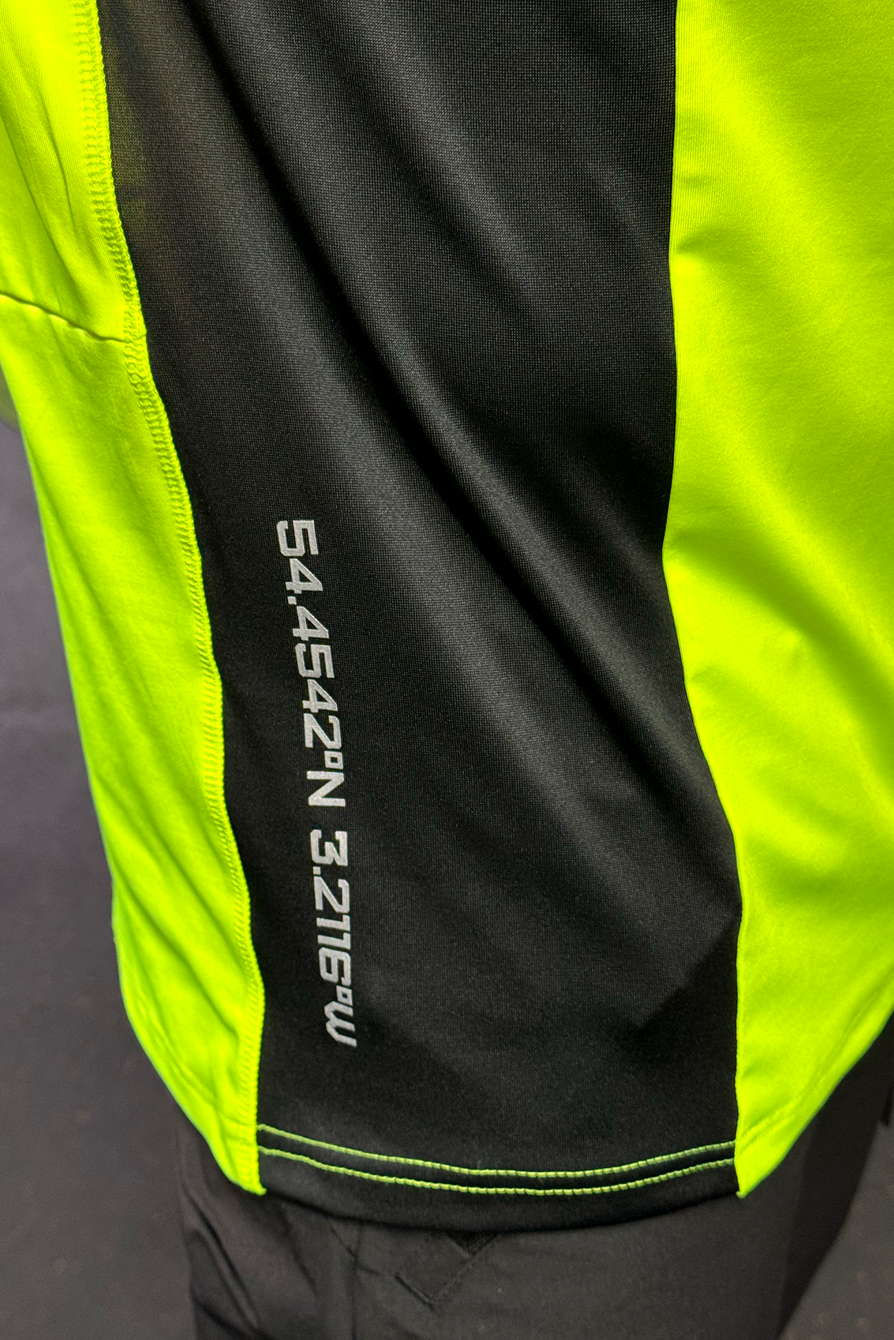 PRECISION V2 ON THE RUN T-SHIRT IN NEON AND BLACK