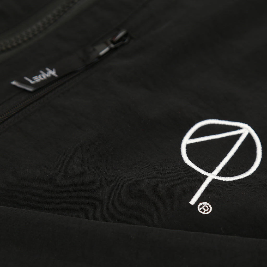 QUIGLEY WINDRUNNER JACKET IN BLACK